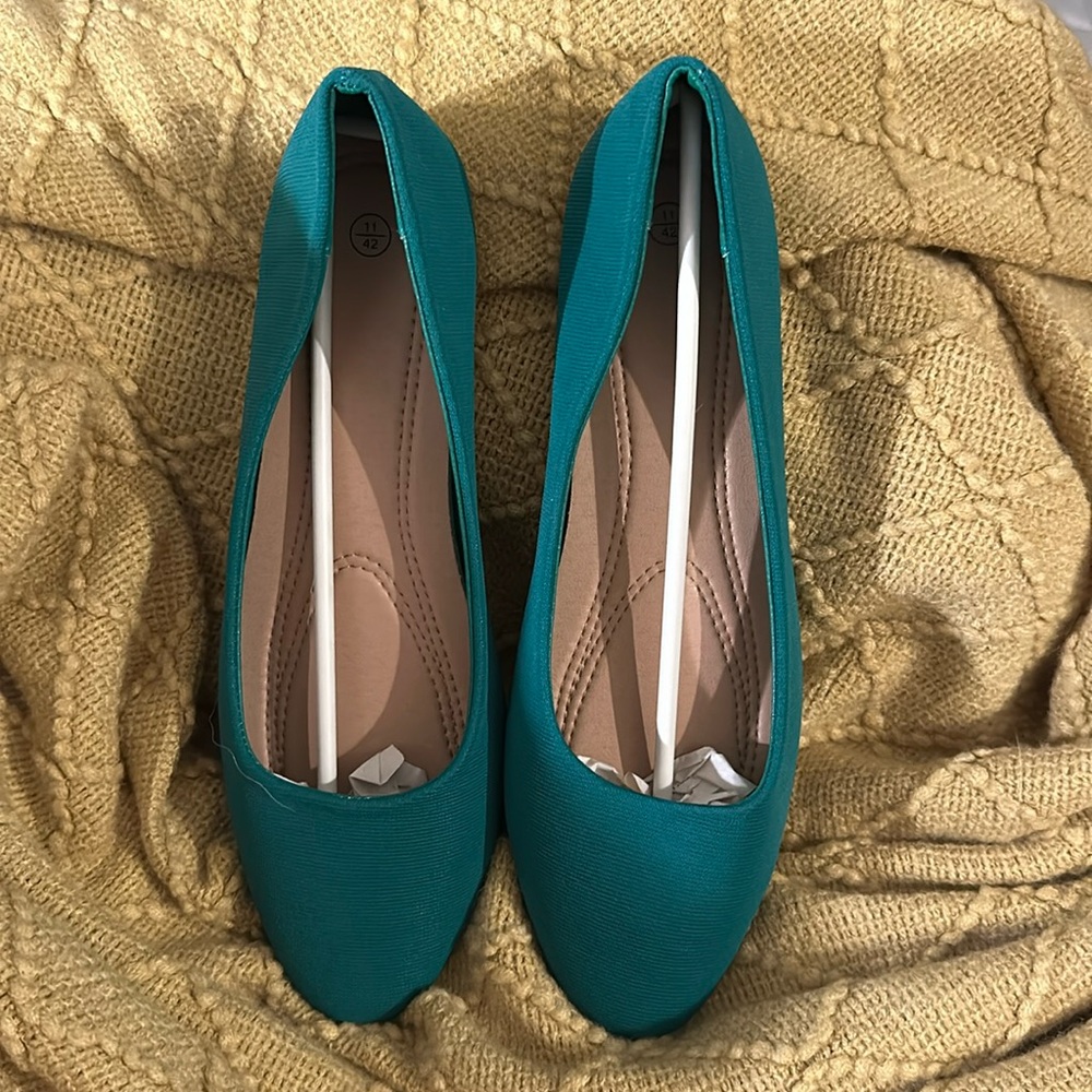 *DONATED* Green/Teal flats